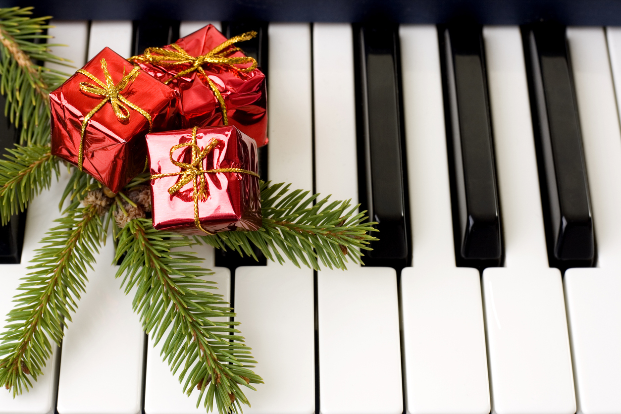 Promotional image about easy Christmas piano songs for learning