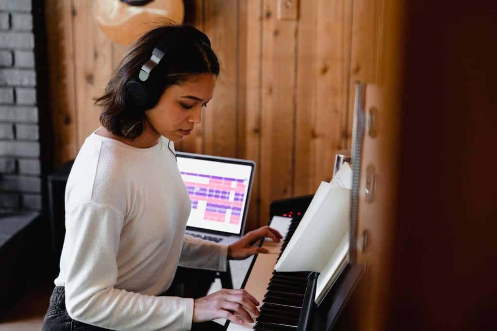Playing major and minor chords on the piano, Durakkorde und Mollakkorde auf dem Klavier spielen