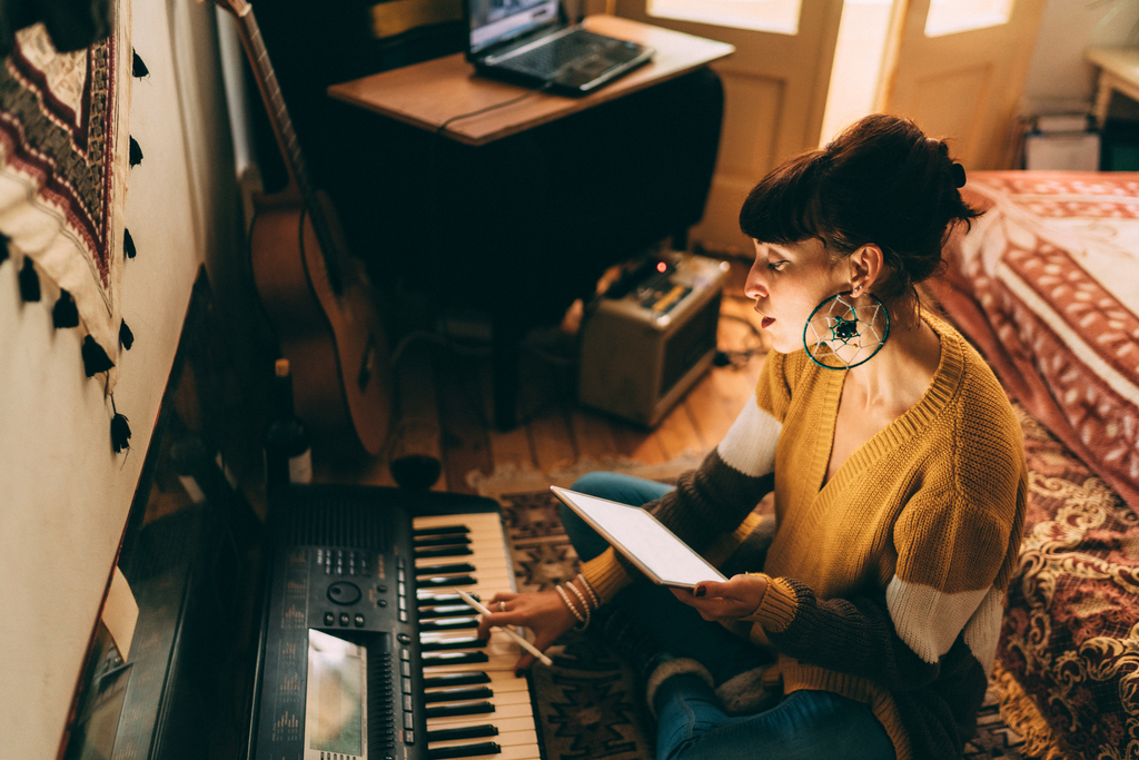 how to sing and play piano