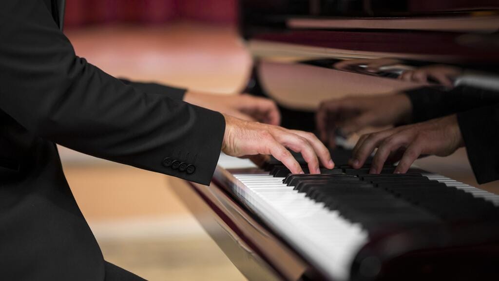 Learning to play piano as an adult-Skoove