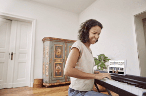 how to play the piano