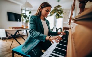 Learn to play arpeggios on piano for beginners How to play arpeggio