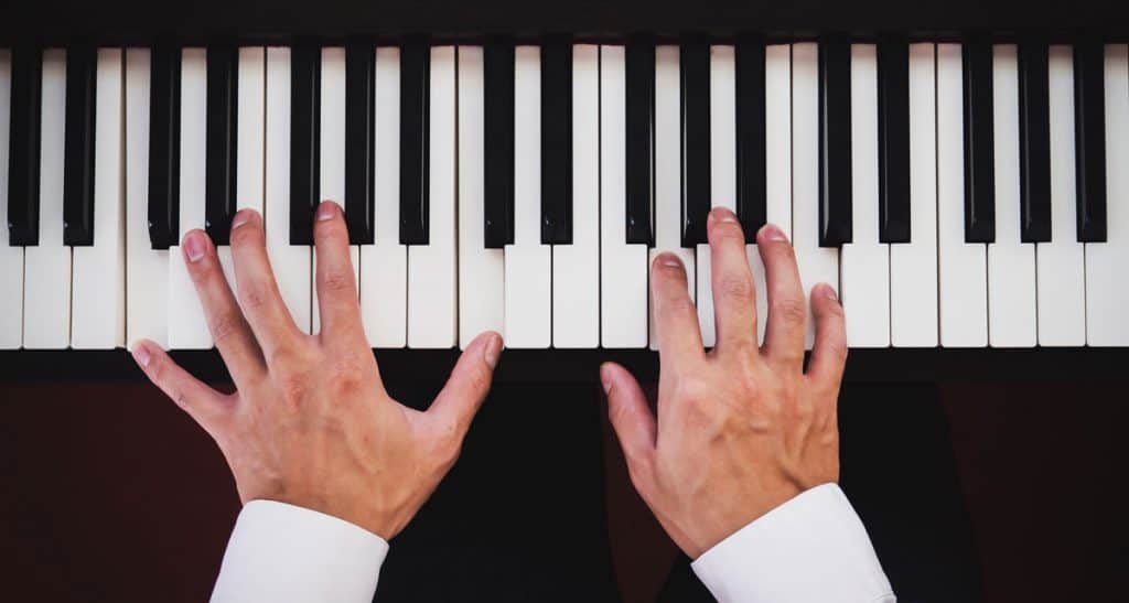 How to play piano with both hands