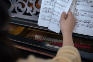 Ledger lines: how to read piano notes above and below the staff ledger line