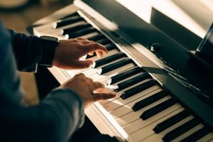 How to play Für Elise on piano? apartment-1835482_960_720