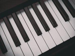 How to play broken chords on piano? broken chords