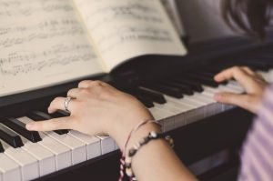 Acorde de Bb mayor en piano fácil b major chord on piano