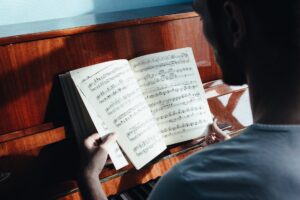 Wie man Klaviernoten liest: Ein Leitfaden für Anfänger klaviernoten lesen