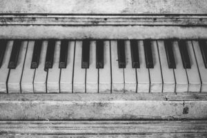 How to play polychords by combining chords on the piano? polychords