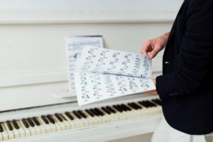 Der h Moll Akkord einfach auf dem Klavier spielen b minor piano chord